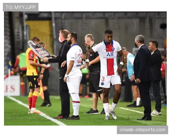 战术板:解析朗斯主帅海斯如何用三中卫体系限制里尔快速反击 战术板:解析朗斯主帅海斯如何用三中卫体系限制里尔快速反击